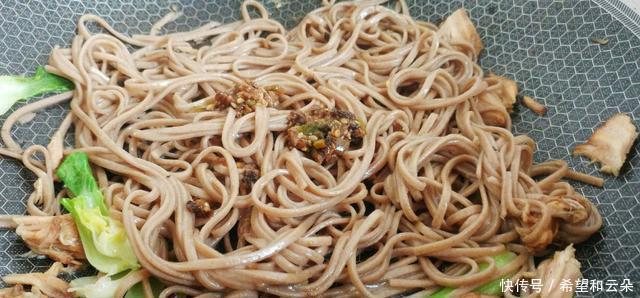 营养|油肉油菜荞麦面有肉香的加持，面香更浓