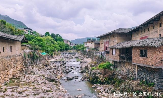 土楼沟，分布在一个山沟的土楼群，造型惊艳了