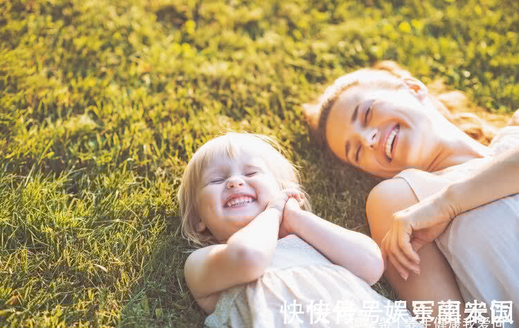 宝宝|1岁宝宝摔下床,奶奶一个大意的举动让娃停止呼吸,父母需重视