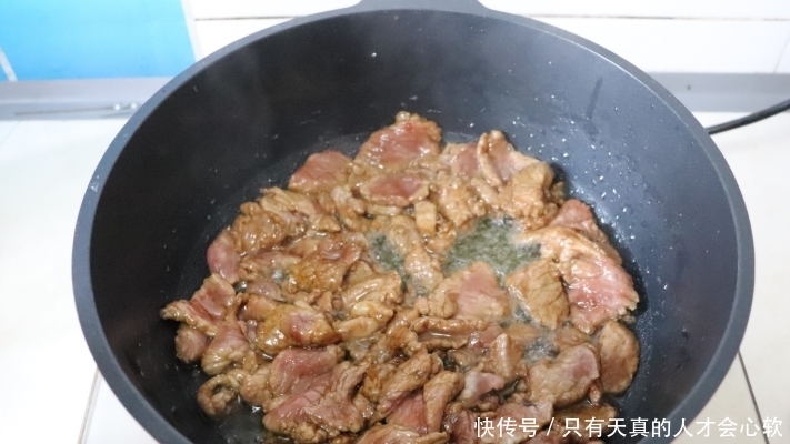 正确的葱爆羊肉做法，记住1招，羊肉嫩滑还不膻