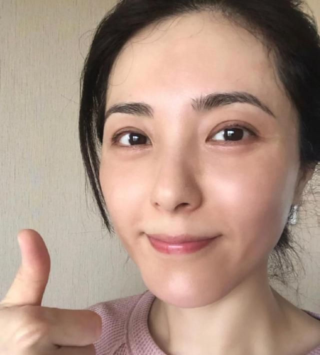 女生一定要知道的“护肤常识”！水乳3个月内用完，面膜要躺着敷