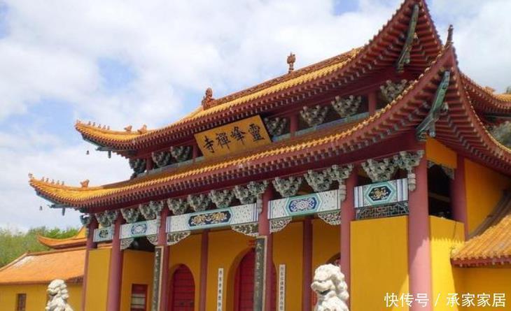 烧香拜佛时,4大禁忌需牢记,有钱人都明白,难怪更富有