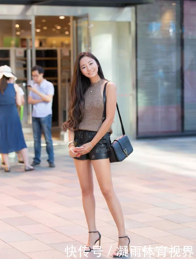 美女一件风衣搭配着一双尖头的高跟鞋,气质有魅力