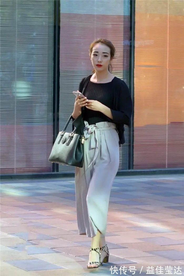 气场|街拍：职场女性搭配高跟鞋，气场时尚更有魅力