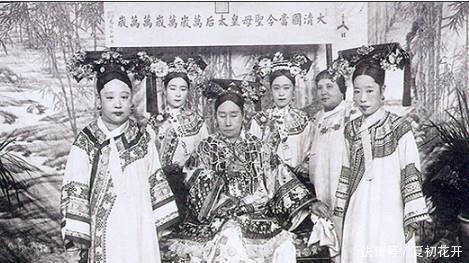 围观|罕见老照片慈禧“回銮”时,向围观老外挥手!