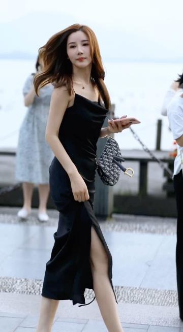 美女街拍小姐姐太辣了,吊带连衣裙秀好身材,实力展现女王气场