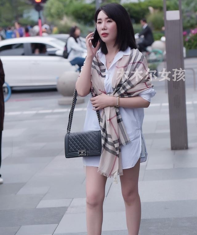 高跟鞋 时尚休闲衬衫配短裤,穿出清凉洒脱的美,外搭围巾平添优雅与魅力