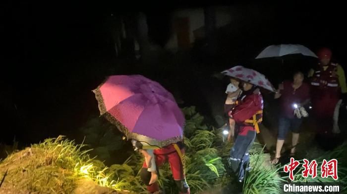 贵州|贵州遵义多地遭遇暴雨 消防连夜紧急救援