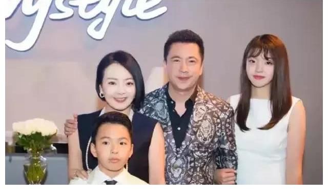 王中磊女兒加盟導(dǎo)演類綜藝，昔日爭(zhēng)議言論被扒，微博刪評(píng)顯心虛