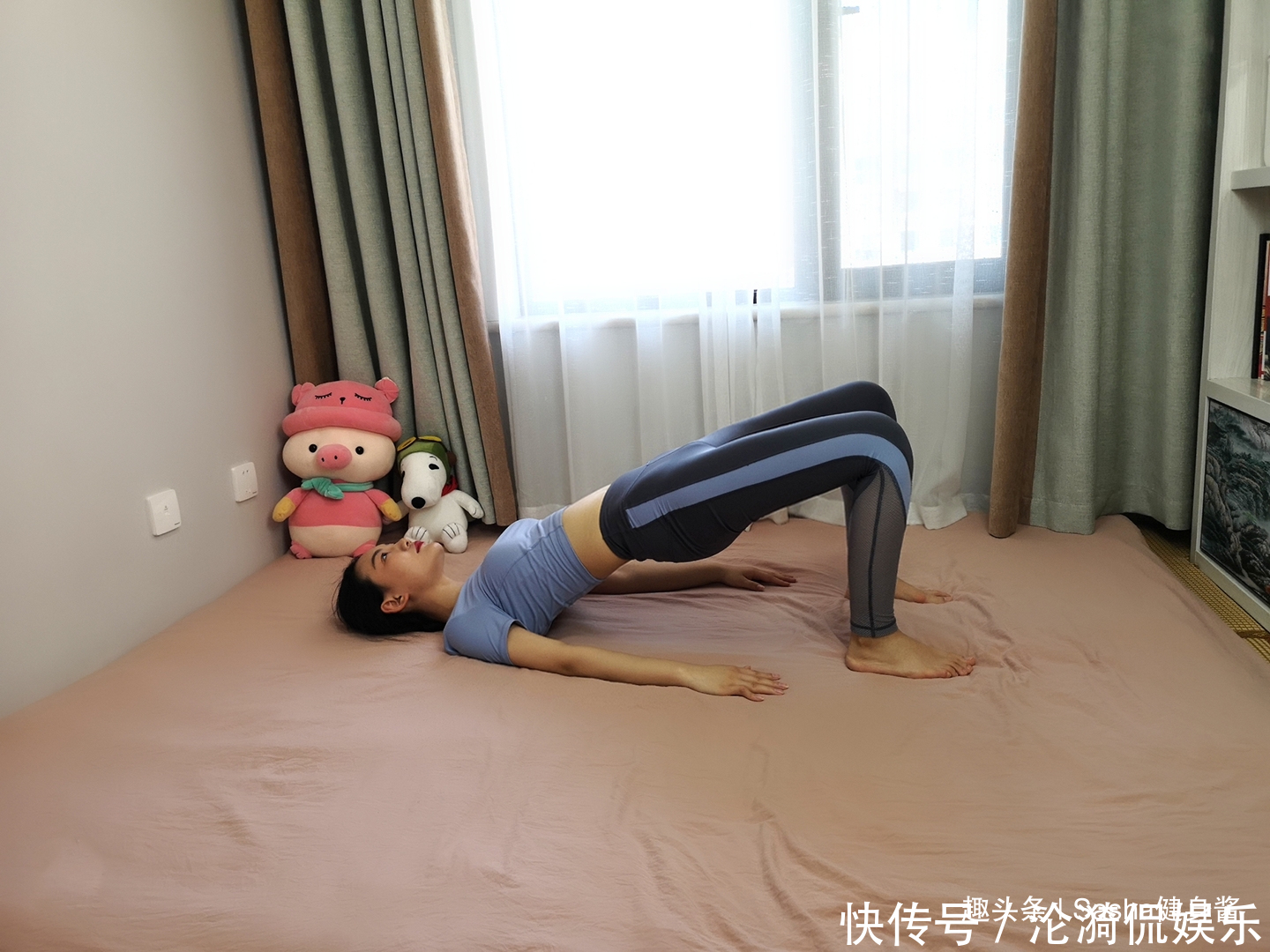 垫子|40岁她坚持4个瑜伽动作,样子看起来只有30岁,家庭生活更和谐了