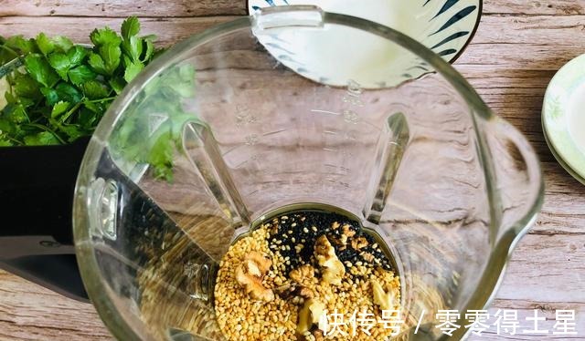 炒米|别总是买芝麻糊吃，自己做一瓶核桃芝麻粉，味道更赞还特别省事！