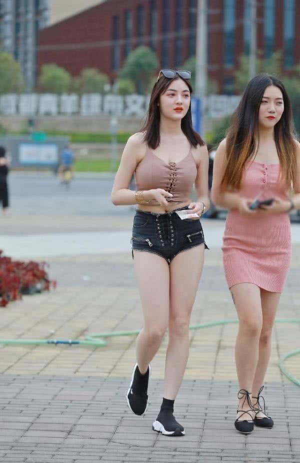 街拍简单而又性感的吊带背心搭配牛仔短裤，很有干净少女的气质