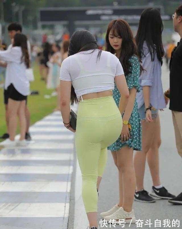 穿搭 清雅悠然的打底裤穿搭很有时尚感，清爽优雅一步到位，弹力十足！
