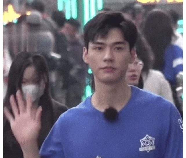 龔俊節(jié)目生圖曝光,路人鏡頭下又帥又酷,網(wǎng)友:有電競男主的內(nèi)味