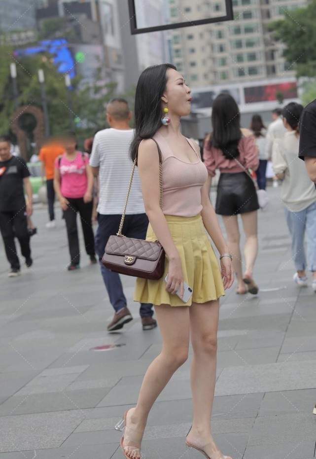 粉色紧身上衣搭配百褶裙活力满满,透明高跟鞋轻松打造少女气质