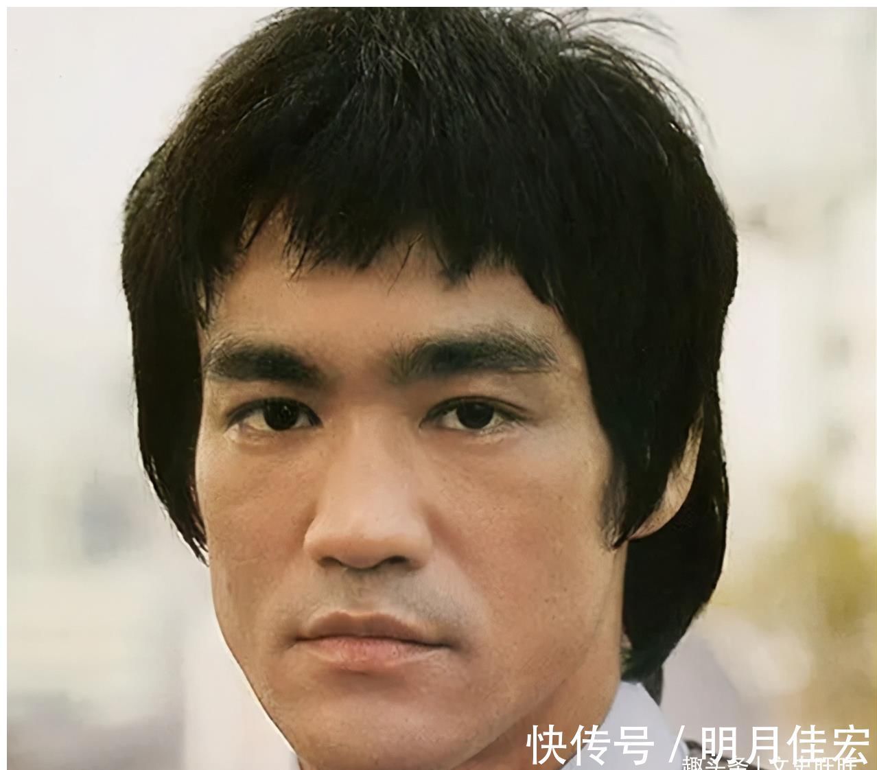 死亡游戏|1973年李小龙去世当晚,记者潜入殡仪馆,发现他脸上有个泡