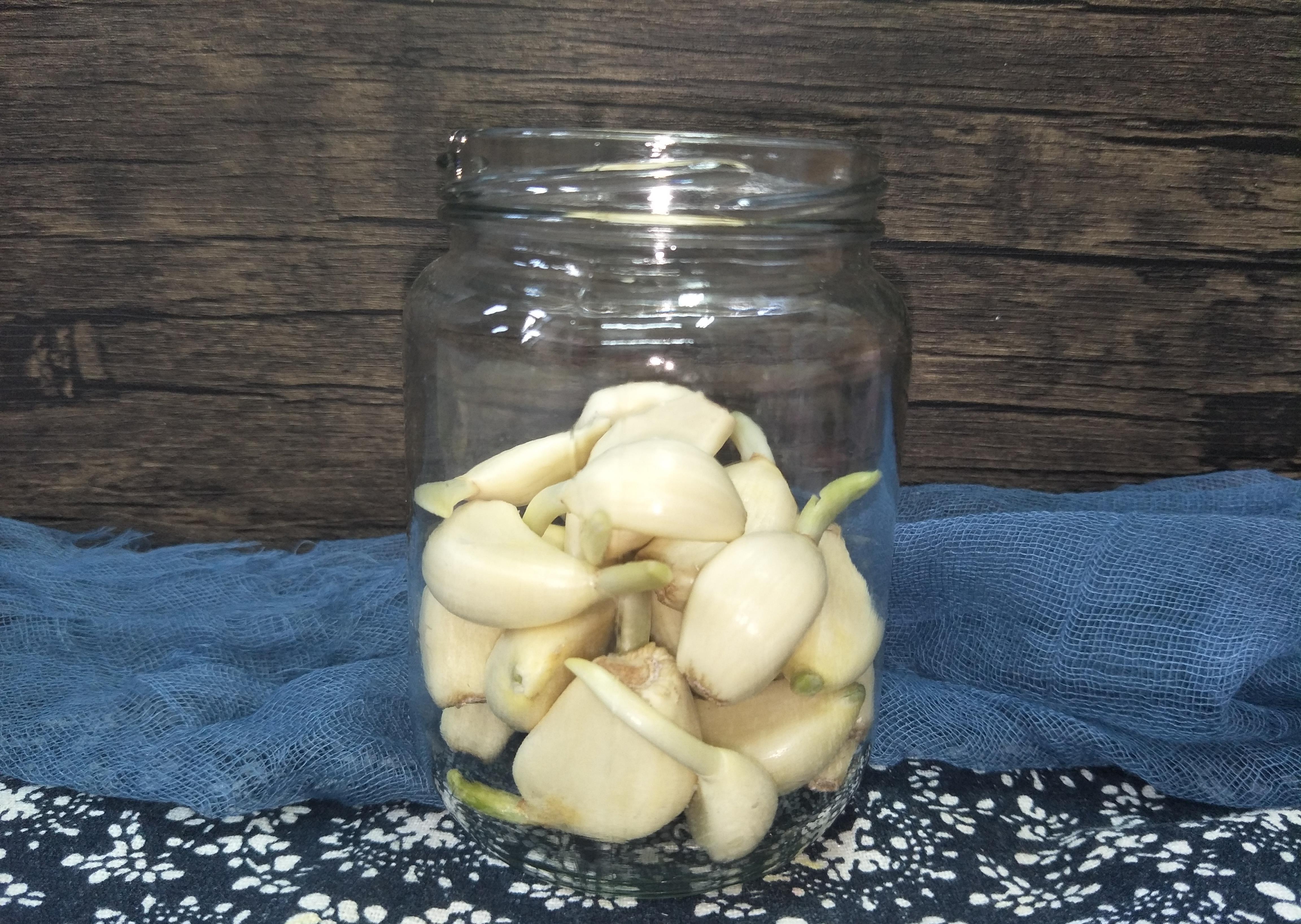 泡腊八蒜时,牢记“2放3选”,醋香蒜美,1周大蒜变翠绿