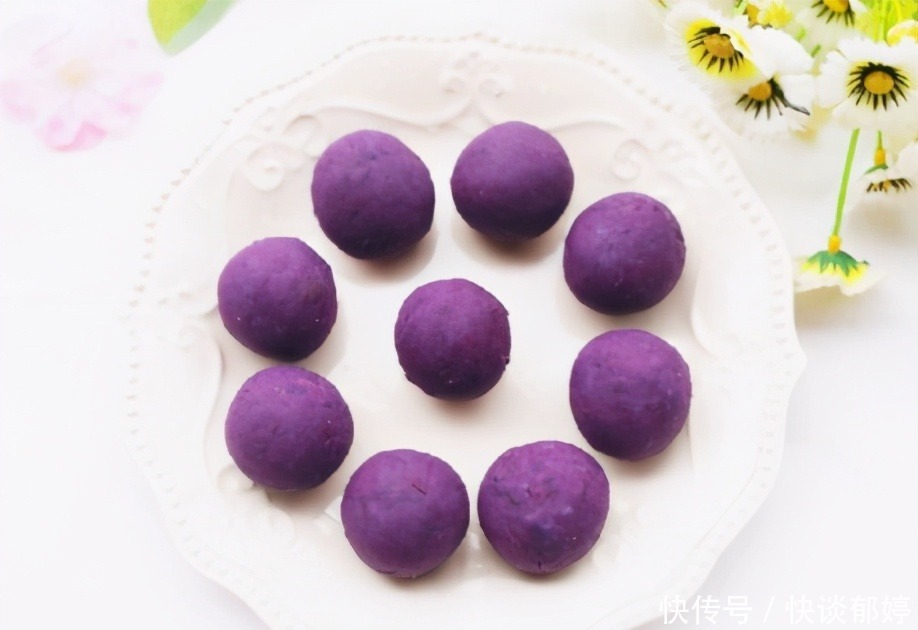 2个紫薯1碗牛奶，上锅蒸一蒸，软糯香甜而不腻，早餐吃还耐饿