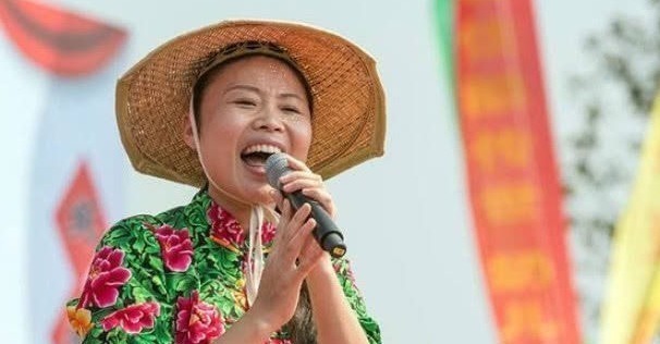 风光|惨遭封杀后，草帽姐再无早前的风光，生活艰难竟回农村卖起了葡萄