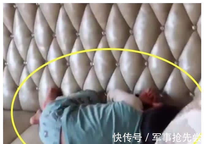 活到老学到老|妈妈将2胎哄睡后到客厅看大宝,竟看到如此画面,泪目