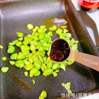 夏日|两块钱搞定一道家常美食#夏日开胃餐#清蒸鲫鱼鲜红汁