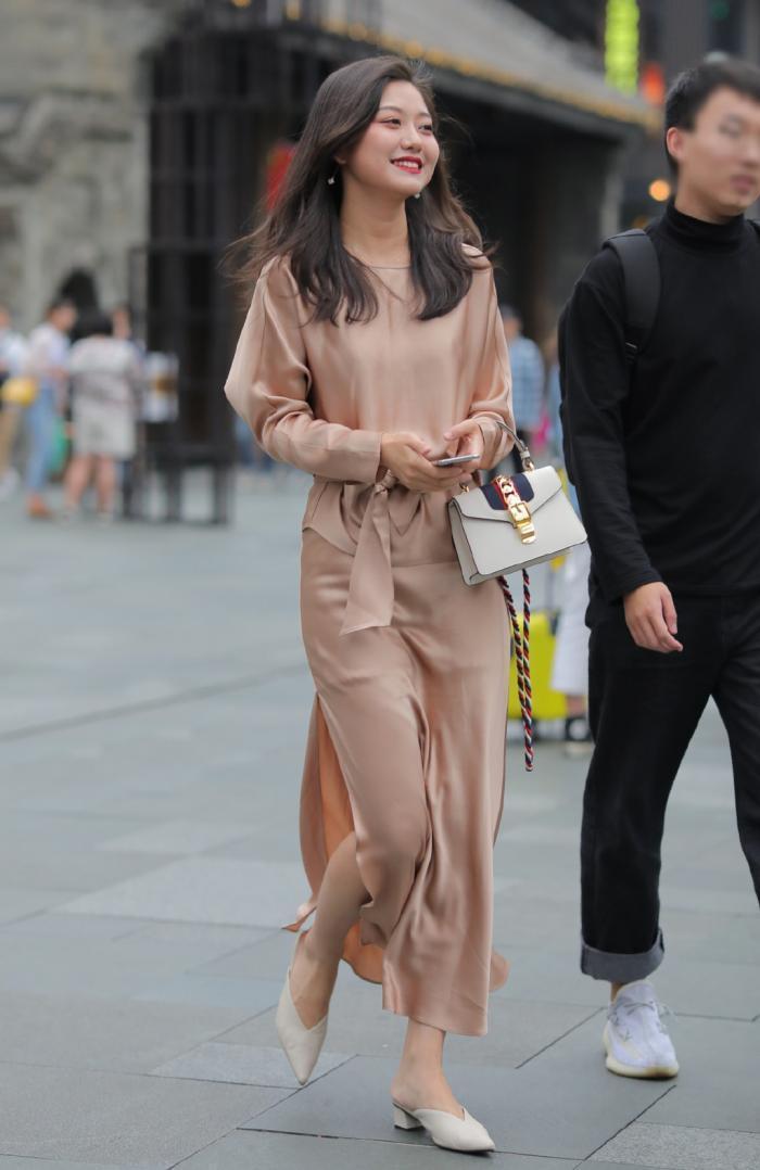 街拍：裙子的面料很高级，而且也很有设计感，有质感的穿搭就是不一样哦。