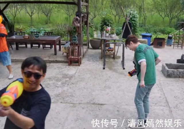 黄渤|张艺兴录制节目受欺负被黄磊追着打，被黄渤泼水，头发全湿透！