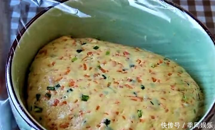 教你玉米面新吃法,蒸一蒸咸香劲道,比包子好吃,比馒头简单