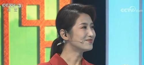 夜上海|春妮:成央视常客,CCTV-3《幸福账单》节目中又是主持又是秀唱功