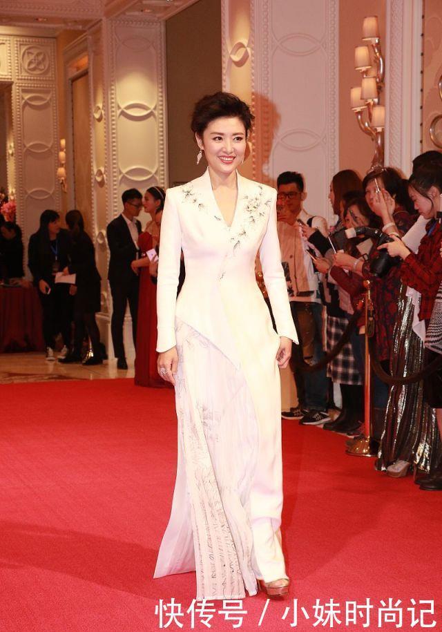 周涛身材真不错,穿蓝色长裙秀曲线,配点蕾丝更显精致时髦