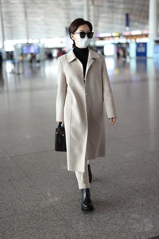 高贵 跟着欧美流行色走,搭配大衣不会出错,让你时髦整个秋冬