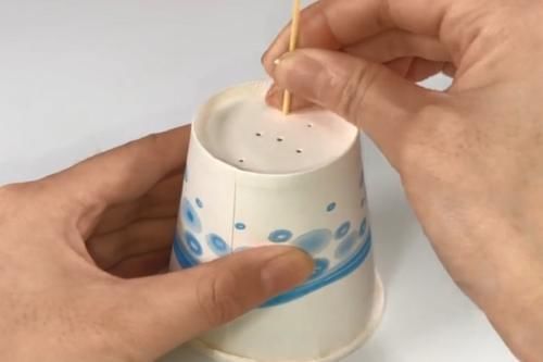 家里来客人,在一次性纸杯底部扎几个小洞,看了都夸聪明,太实用