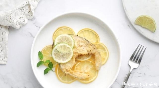 柠檬|高颜值的香煎鳕鱼做法,柠檬片铺底,营养丰富老少皆宜