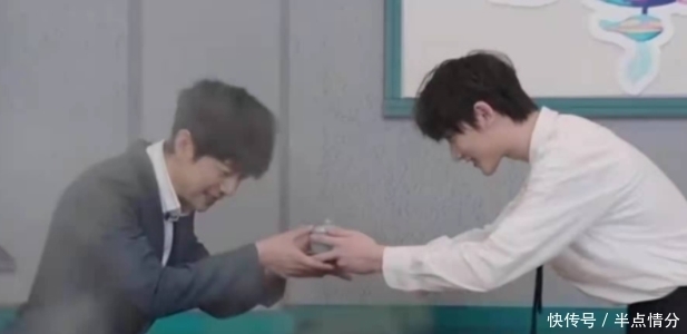 丁程鑫拜师何炅成《快乐大本营》新成员,这个位置本来是仝卓的?