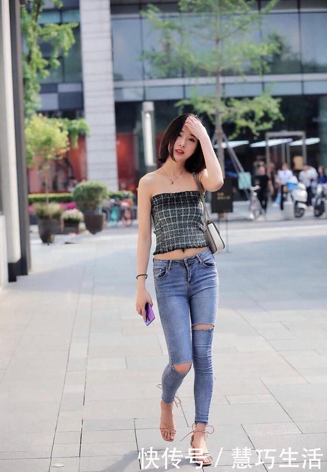 美成|“街拍女神”秋季穿搭果然迷人，抹胸上衣配牛仔裤，美成初恋女友