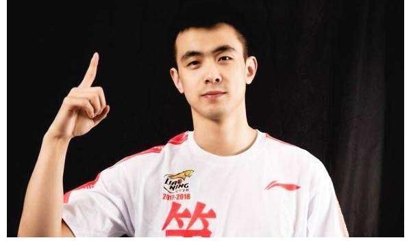 求婚|恭喜!中国男篮赵继伟求婚成功,未婚妻是校花级演员,已相恋七年