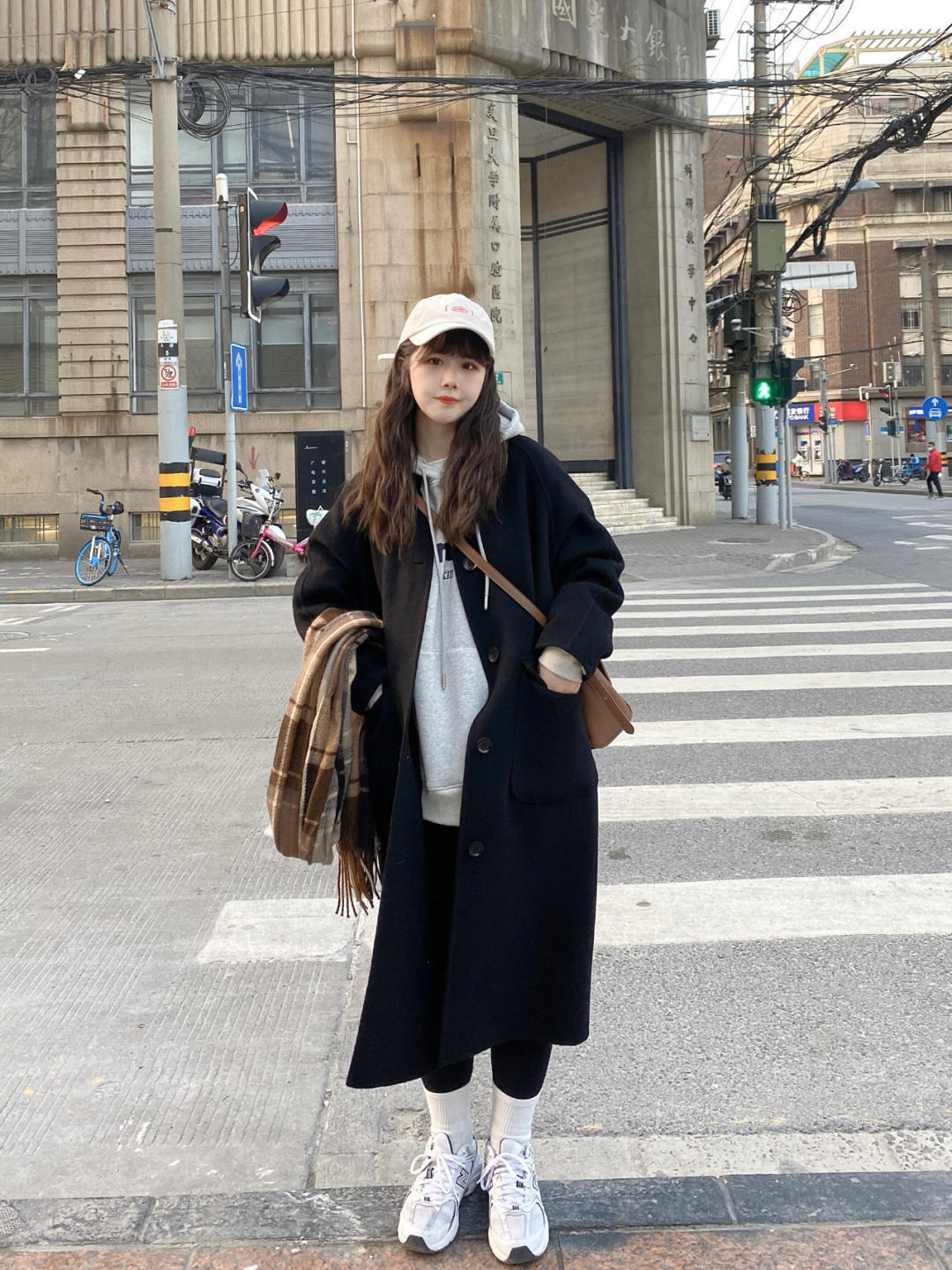 黑白配|觉得大衣厚重?试试卫衣叠穿技巧,让你瞬间化身韩系美女,超好看