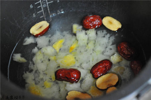 银耳|银耳和“它”一起煮,隔三差五吃一次,皮肤好皱纹少,还补气血!