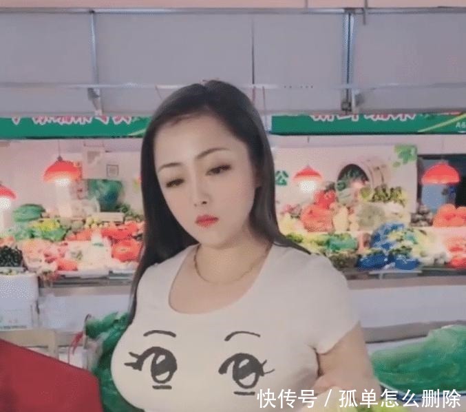 菜市场买胡萝卜的美女, 看起来好贤惠！