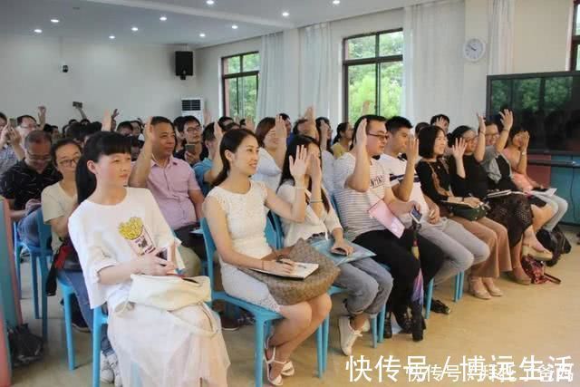 慈善晚会|开家长会，妈妈去学校千万别这样穿，会让孩子很尴尬