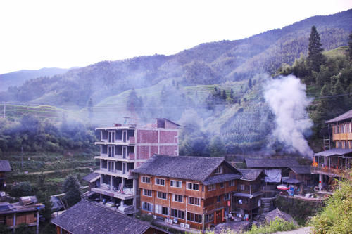 同居|广西深山梯田，风景秀丽登山难，七十岁老奶奶帮游客搬行李赚40元