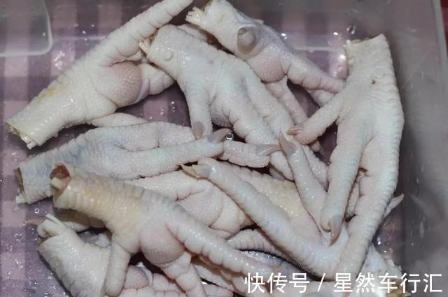 泡椒凤爪|一顿普普通通的晚餐，白菜炖豆腐再加泡椒凤爪，过瘾