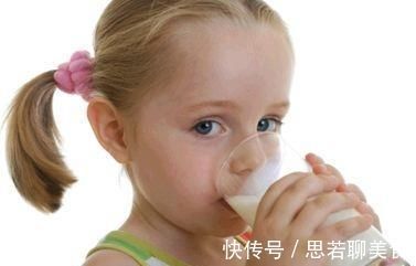 乳糖|睡前多久喝牛奶比较好？小孩晚上睡觉前喝牛奶好吗？