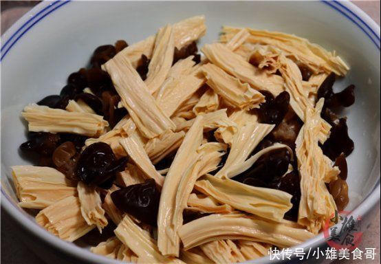 腐竹最忌直接清水泡，干货铺老板教我一招，泡的又快又软不夹生