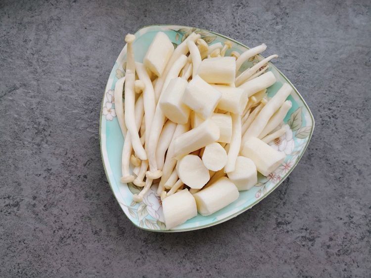 鸽子|一鸽胜九鸡，鸽子汤这样炖才滋补，汤鲜肉嫩不腥，营养滋补