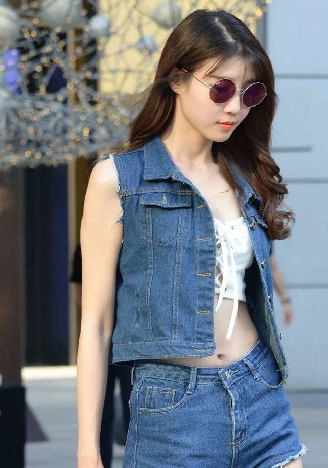 一身简约的牛仔装,给人带来一种青春活力的好气质