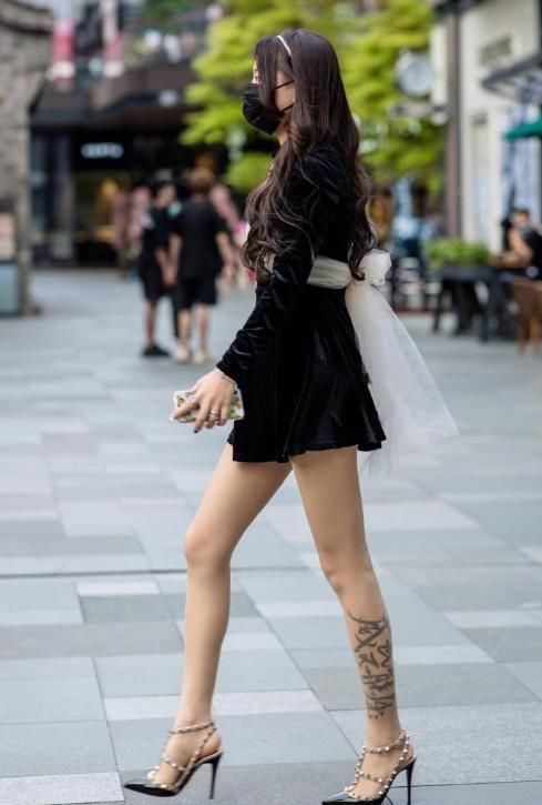 连衣裙|美女穿搭：黑色丝绒连衣裙美女， 英姿飒爽， 气质典雅冷艳