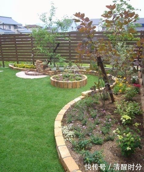 青石板|院子通铺水泥地过时了,甲板+草坪+沙地混铺,简单几种材料就很美