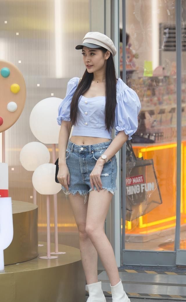 瑜伽裤穿出清新模样，自然魅力散发出来，怎么搭配也不出错