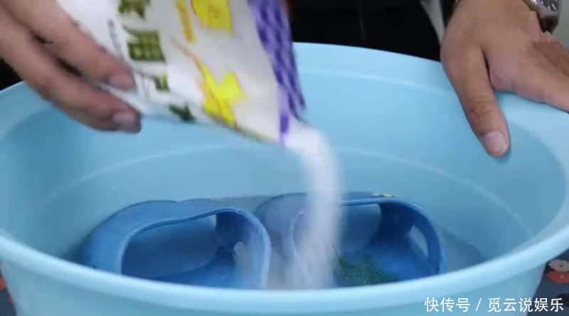 食用碱|不管多脏的拖鞋,只需水里撒上一把它,洗出的拖鞋像新的一样